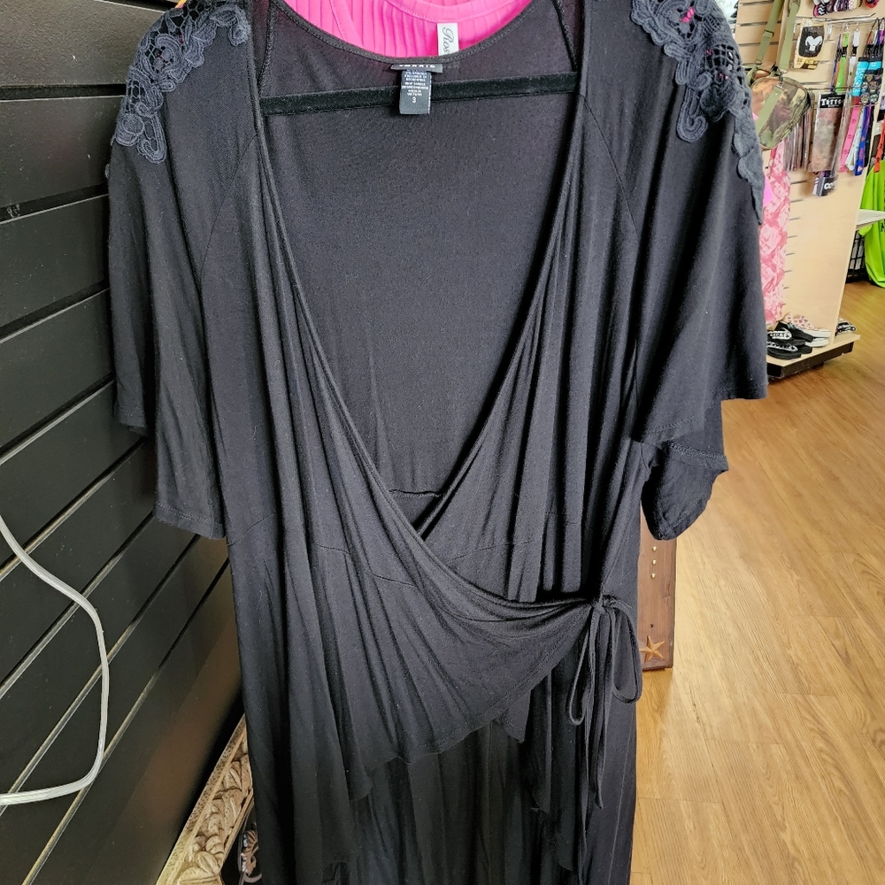 Torrid like new black tye front top with lace sholders.